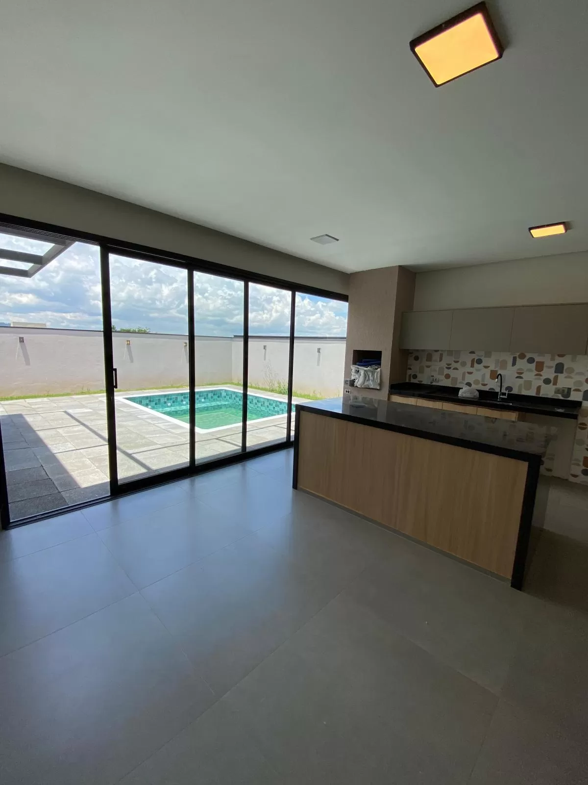 Casa à Venda com 3 suítes sendo 1 master com banheira de hidromassagem e piscina aquecida com hidromassagem, 251m² em Votorantim/SP no Condominio Alphaville Nova Esplanada