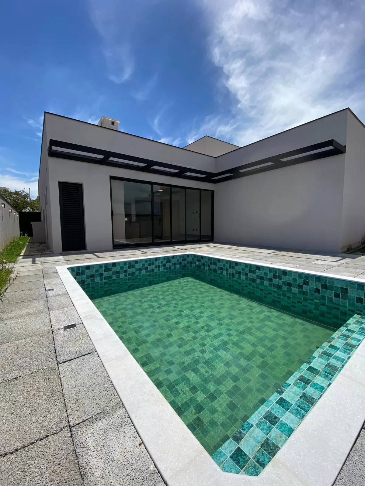 Casa à Venda com 3 suítes sendo 1 master com banheira de hidromassagem e piscina aquecida com hidromassagem, 251m² em Votorantim/SP no Condominio Alphaville Nova Esplanada