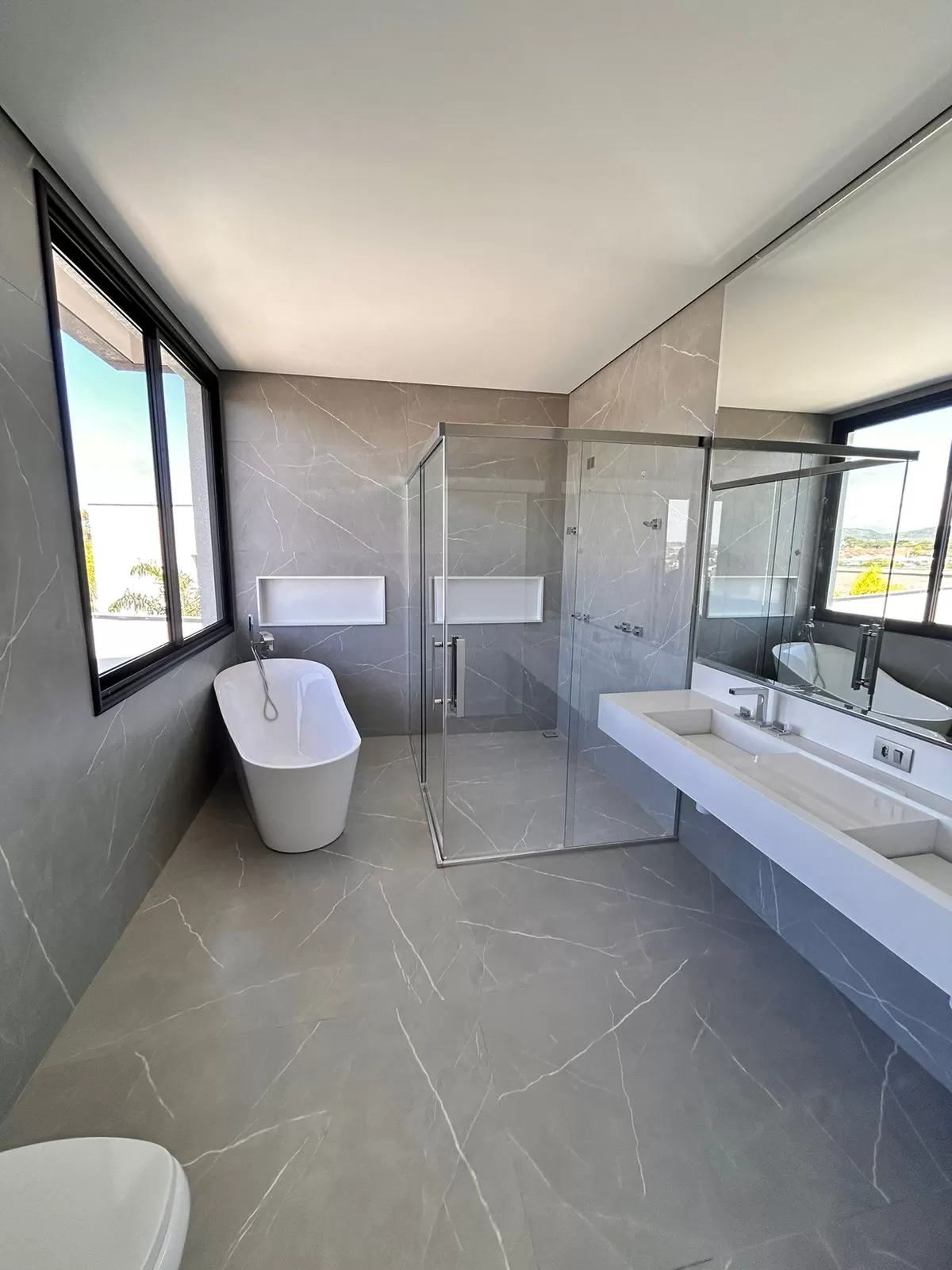 Casa à Venda com 4 suítes, escritório, piscina e aquecimento solar, 359m² em Votorantim/SP no Condomínio Alphaville Nova Esplanada