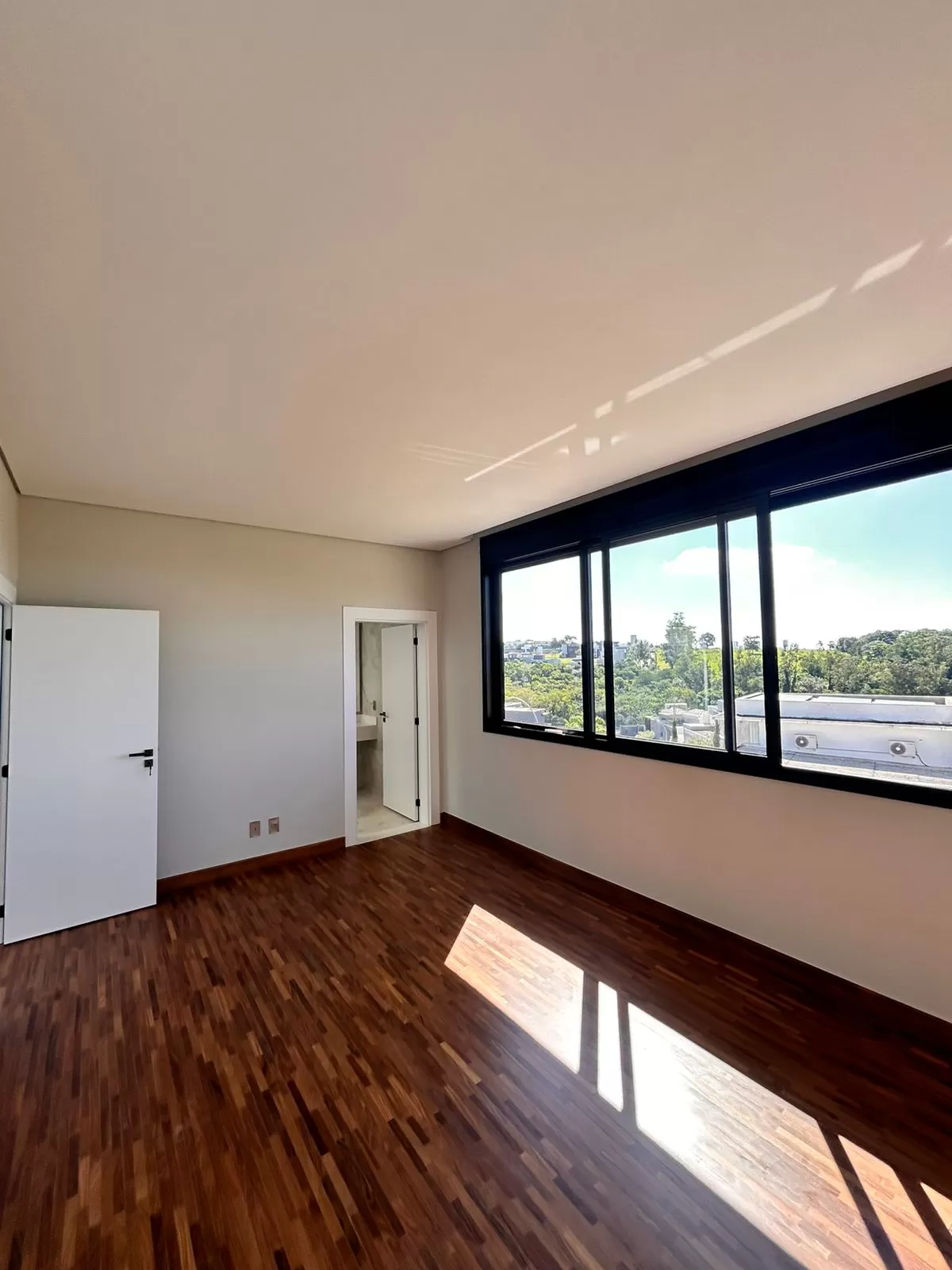 Casa à Venda com 4 suítes, escritório, piscina e aquecimento solar, 359m² em Votorantim/SP no Condomínio Alphaville Nova Esplanada