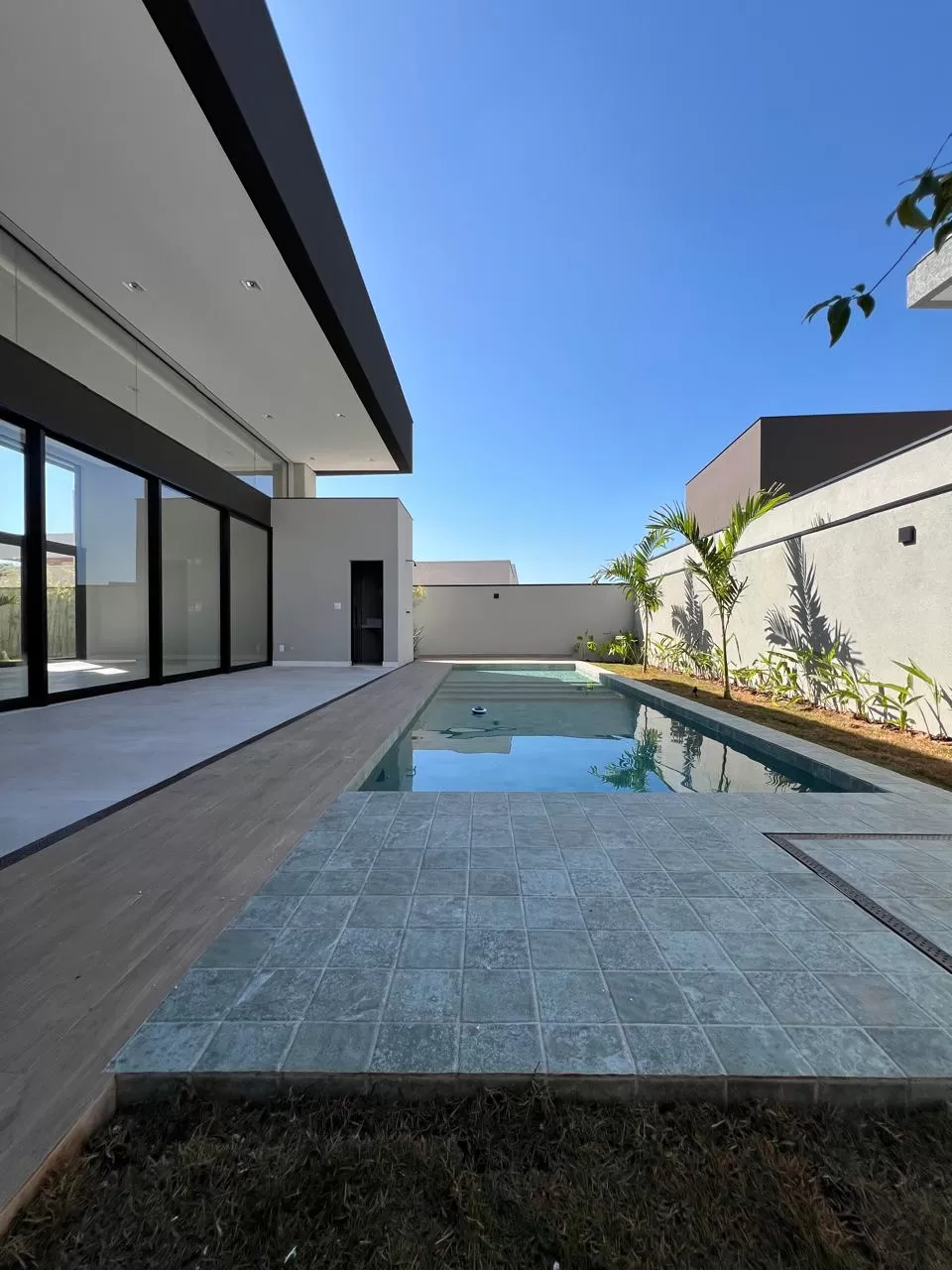 Sobrado à Venda com 4 suítes, escritório, adega e piscina, 367m² em Votorantim/SP no Condomínio Alphaville Nova Esplanada 
