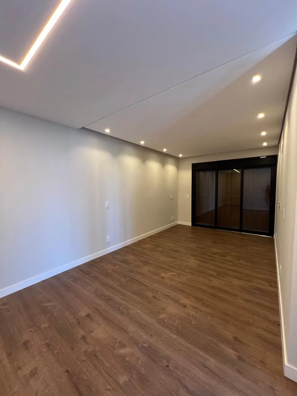 Sobrado à Venda com 4 suítes, escritório, adega e piscina, 367m² em Votorantim/SP no Condomínio Alphaville Nova Esplanada 