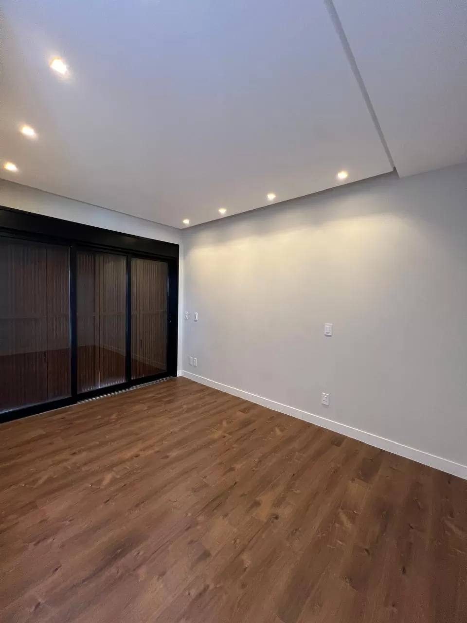 Sobrado à Venda com 4 suítes, escritório, adega e piscina, 367m² em Votorantim/SP no Condomínio Alphaville Nova Esplanada 