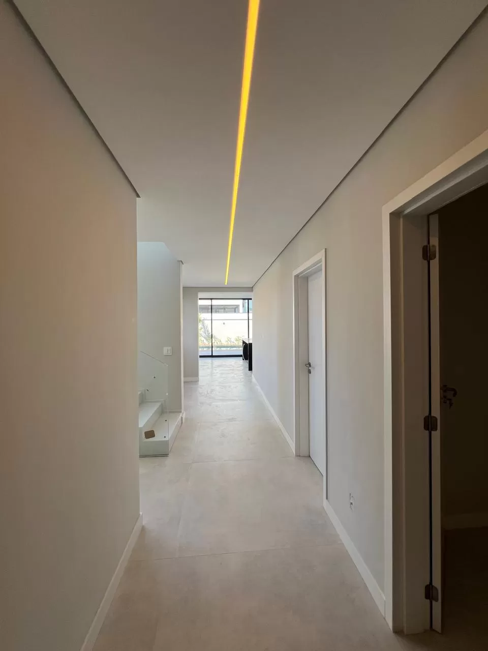 Sobrado à Venda com 4 suítes, escritório, adega e piscina, 367m² em Votorantim/SP no Condomínio Alphaville Nova Esplanada 