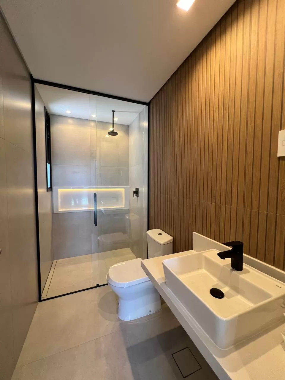 Sobrado à Venda com 4 suítes, escritório, adega e piscina, 367m² em Votorantim/SP no Condomínio Alphaville Nova Esplanada 