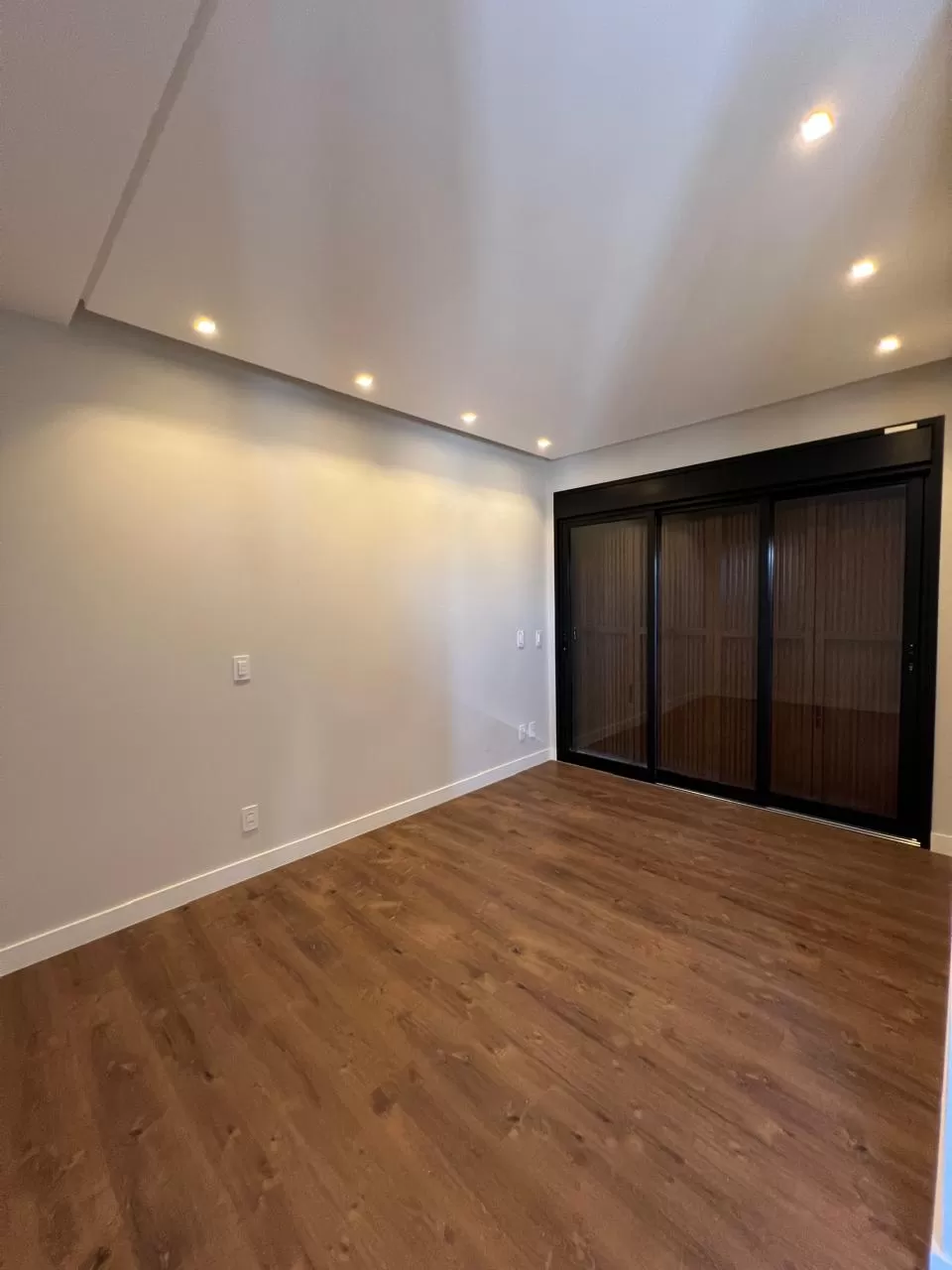 Sobrado à Venda com 4 suítes, escritório, adega e piscina, 367m² em Votorantim/SP no Condomínio Alphaville Nova Esplanada 