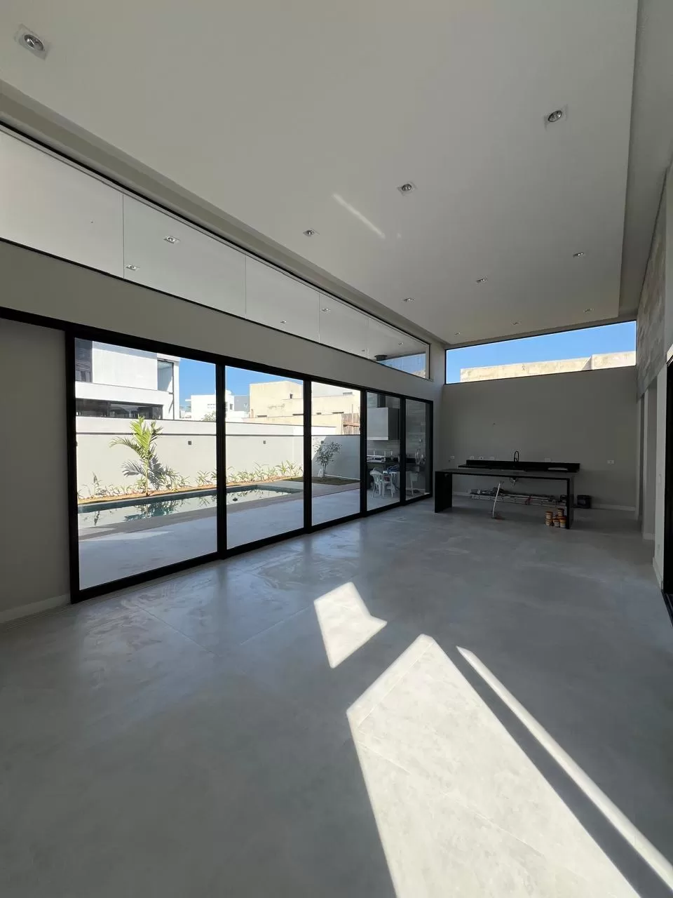 Sobrado à Venda com 4 suítes, escritório, adega e piscina, 367m² em Votorantim/SP no Condomínio Alphaville Nova Esplanada 
