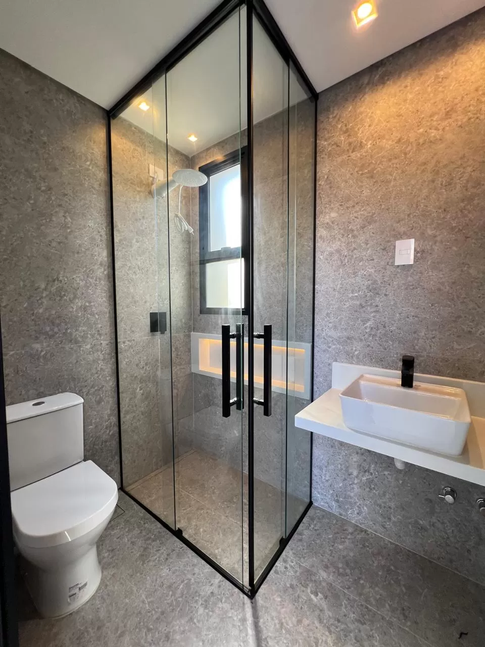 Sobrado à Venda com 4 suítes, escritório, adega e piscina, 367m² em Votorantim/SP no Condomínio Alphaville Nova Esplanada 