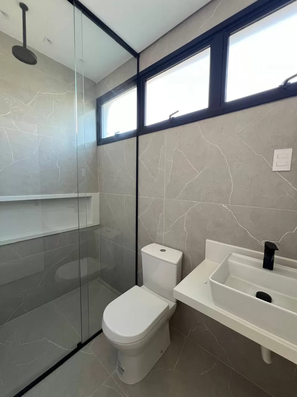 Sobrado à Venda com 4 suítes, escritório, adega e piscina, 367m² em Votorantim/SP no Condomínio Alphaville Nova Esplanada 