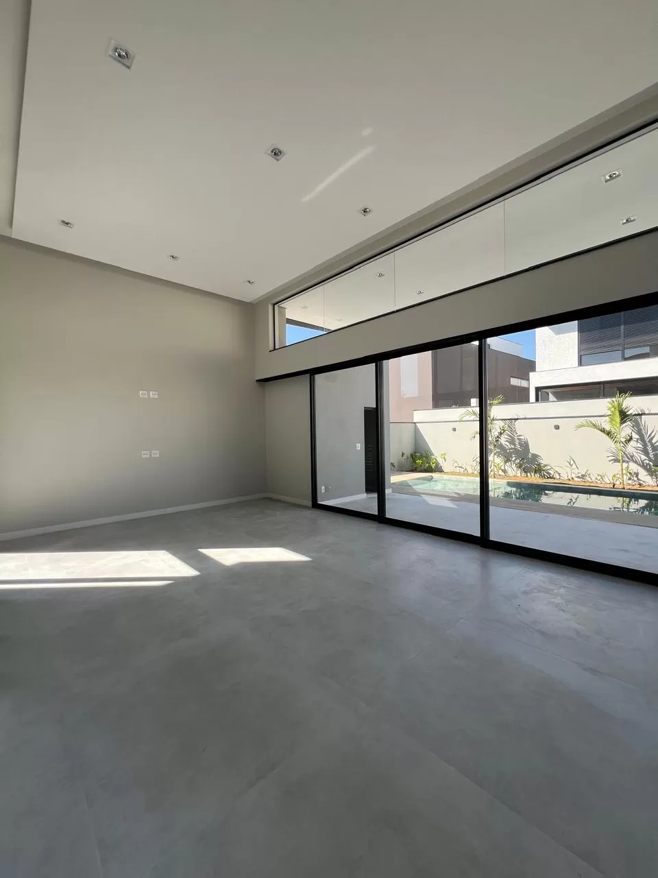 Sobrado à Venda com 4 suítes, escritório, adega e piscina, 367m² em Votorantim/SP no Condomínio Alphaville Nova Esplanada 
