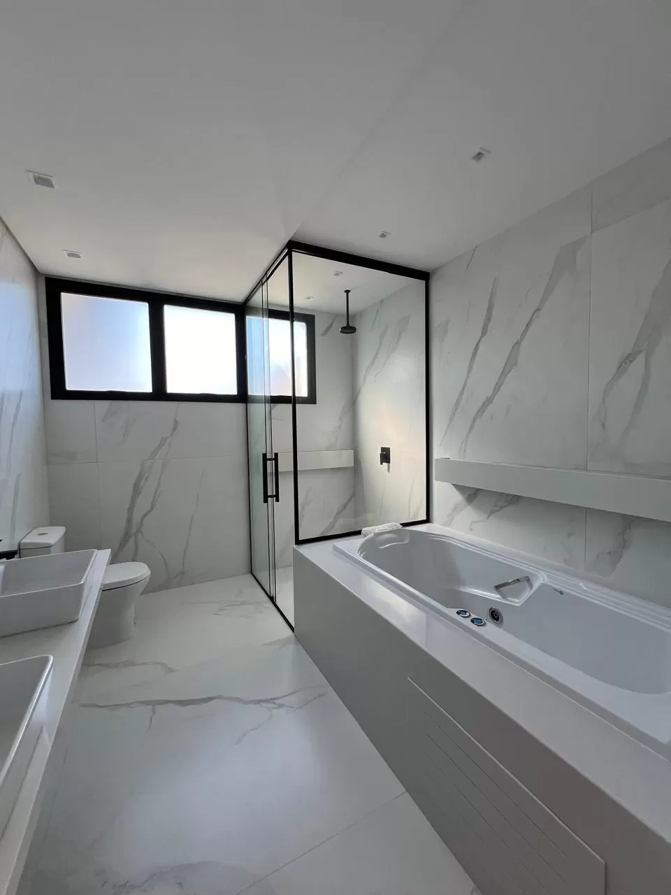 Sobrado à Venda com 4 suítes, escritório, adega e piscina, 367m² em Votorantim/SP no Condomínio Alphaville Nova Esplanada 