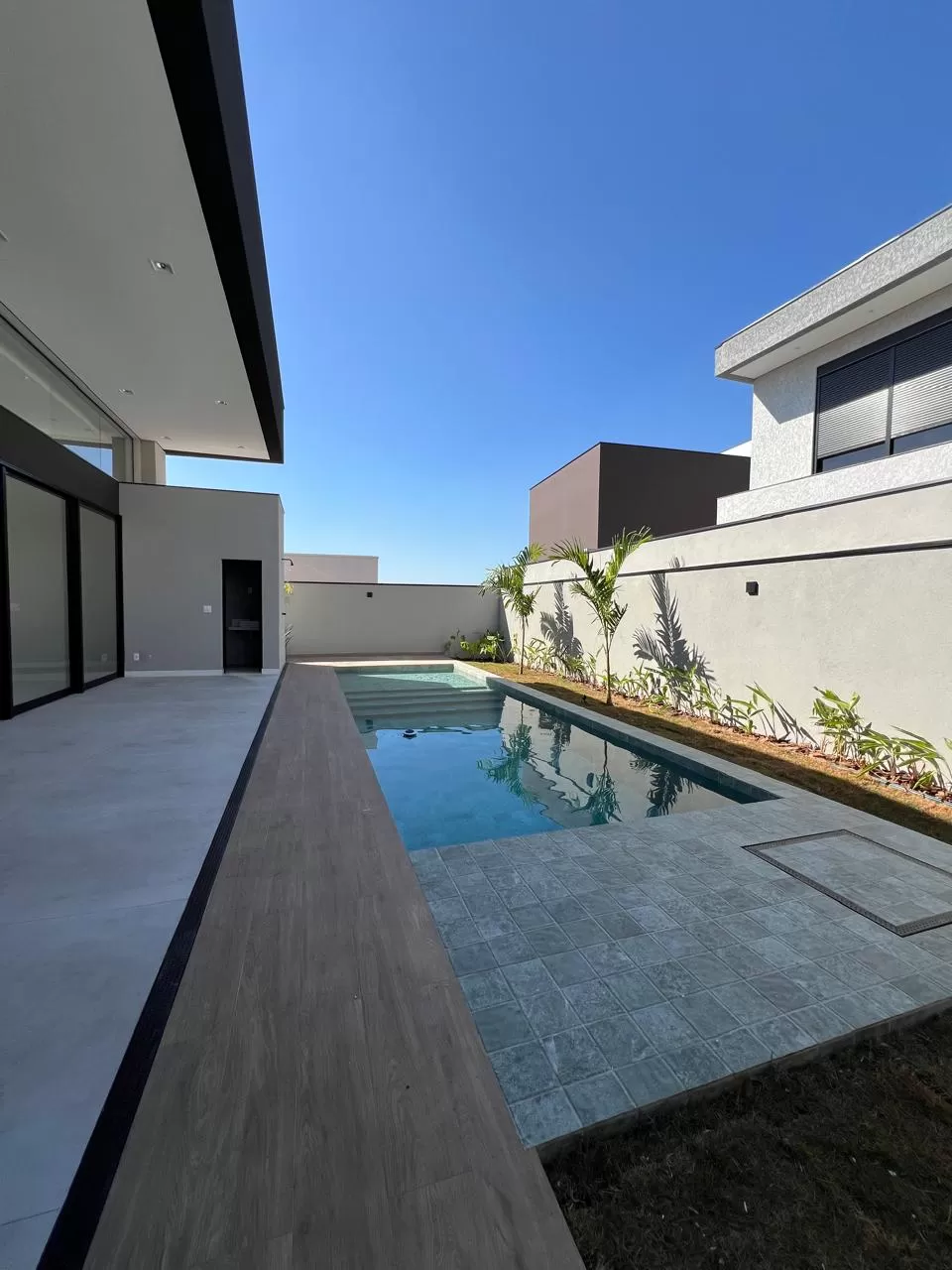 Sobrado à Venda com 4 suítes, escritório, adega e piscina, 367m² em Votorantim/SP no Condomínio Alphaville Nova Esplanada 