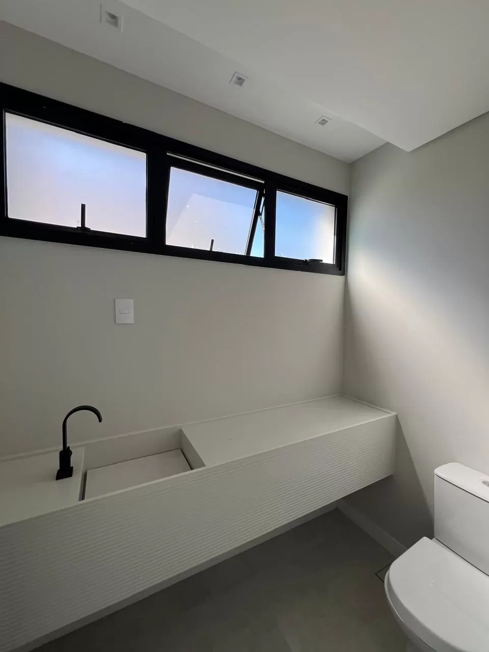 Sobrado à Venda com 4 suítes, escritório, adega e piscina, 367m² em Votorantim/SP no Condomínio Alphaville Nova Esplanada 