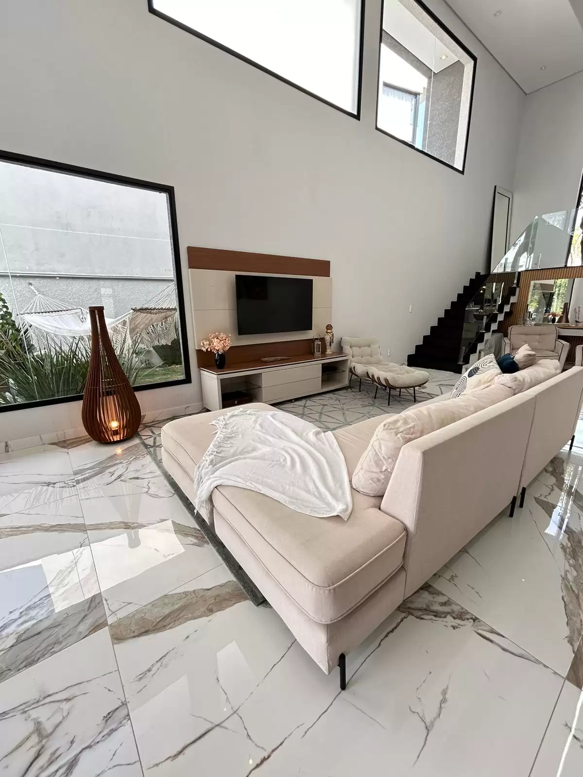 Sobrado à Venda com 3 suítes sendo 2 com closet, escritório e piscina com vista para mata, 300m² em Votorantim/SP no Condomínio Alphaville Nova Esplanada