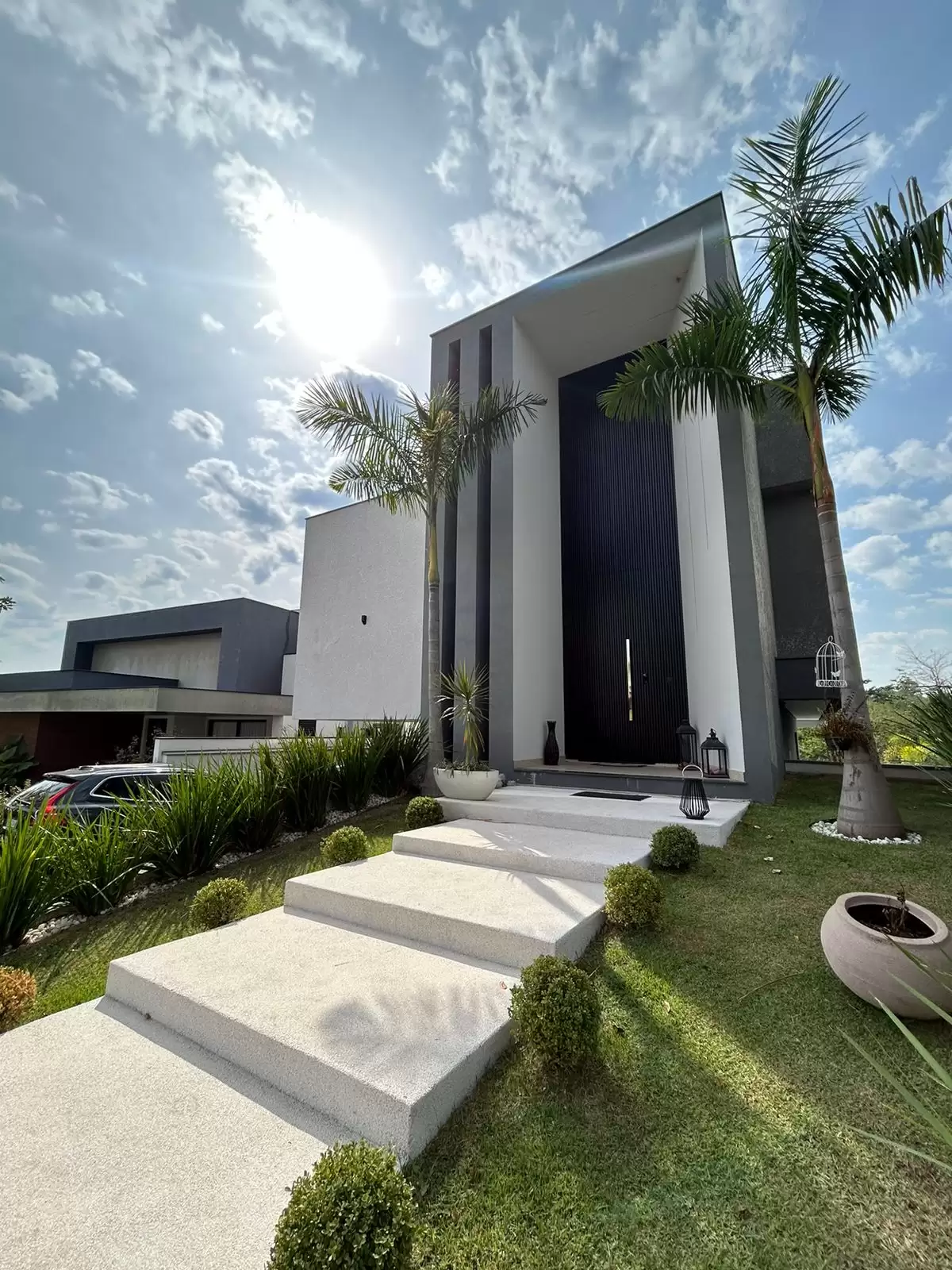 Sobrado à Venda com 3 suítes sendo 2 com closet, escritório e piscina com vista para mata, 300m² em Votorantim/SP no Condomínio Alphaville Nova Esplanada