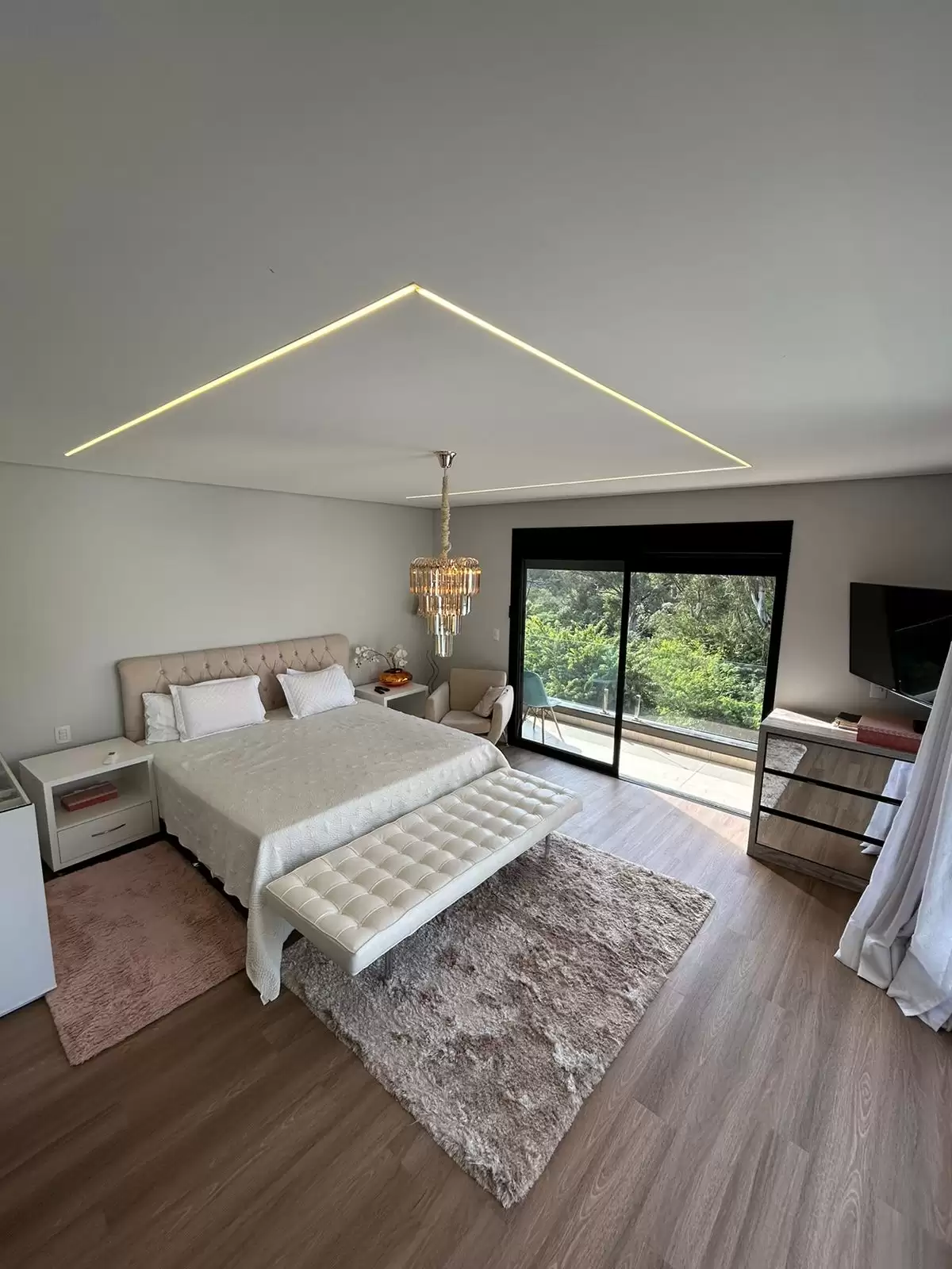 Sobrado à Venda com 3 suítes sendo 2 com closet, escritório e piscina com vista para mata, 300m² em Votorantim/SP no Condomínio Alphaville Nova Esplanada