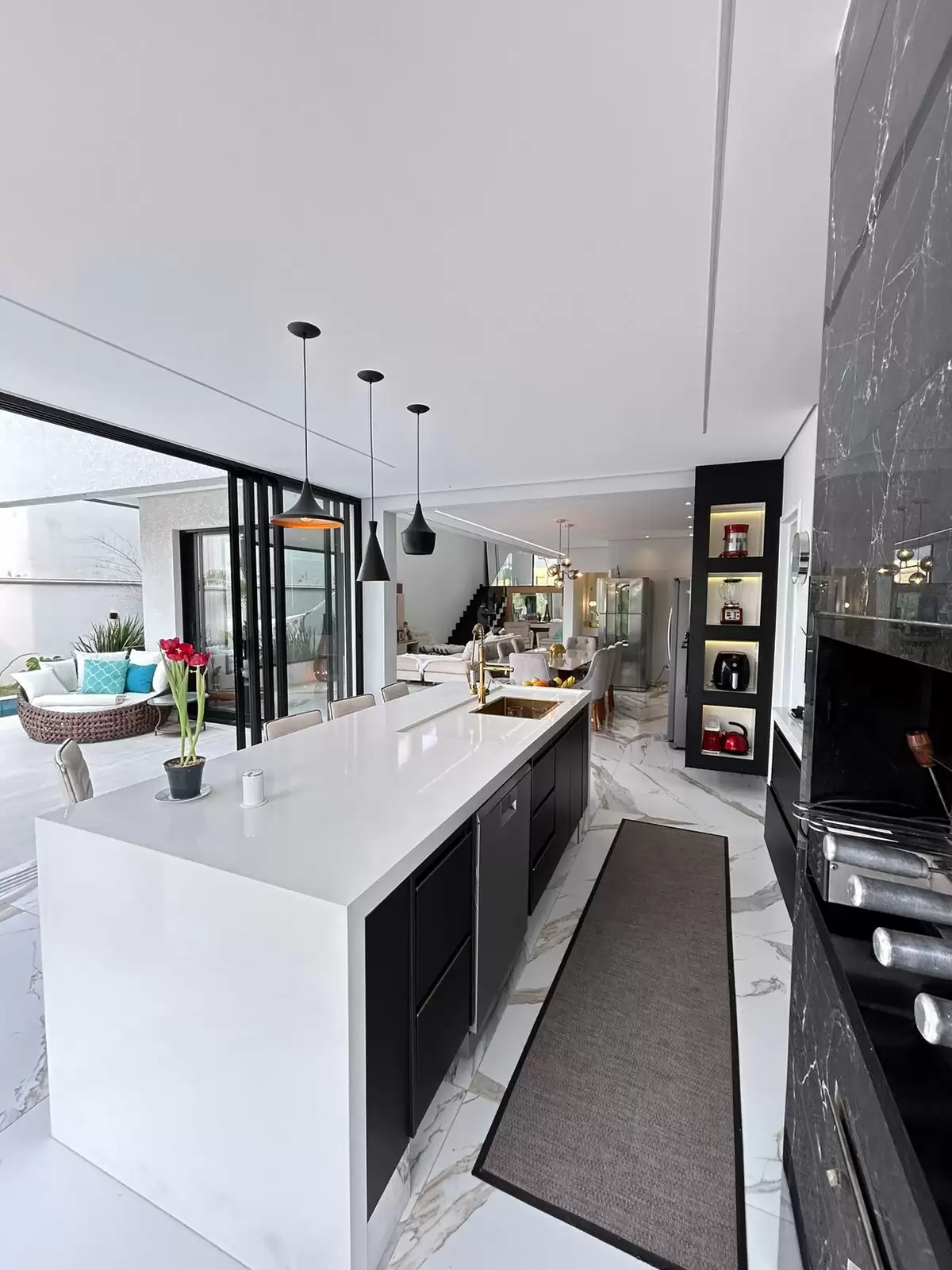 Sobrado à Venda com 3 suítes sendo 2 com closet, escritório e piscina com vista para mata, 300m² em Votorantim/SP no Condomínio Alphaville Nova Esplanada