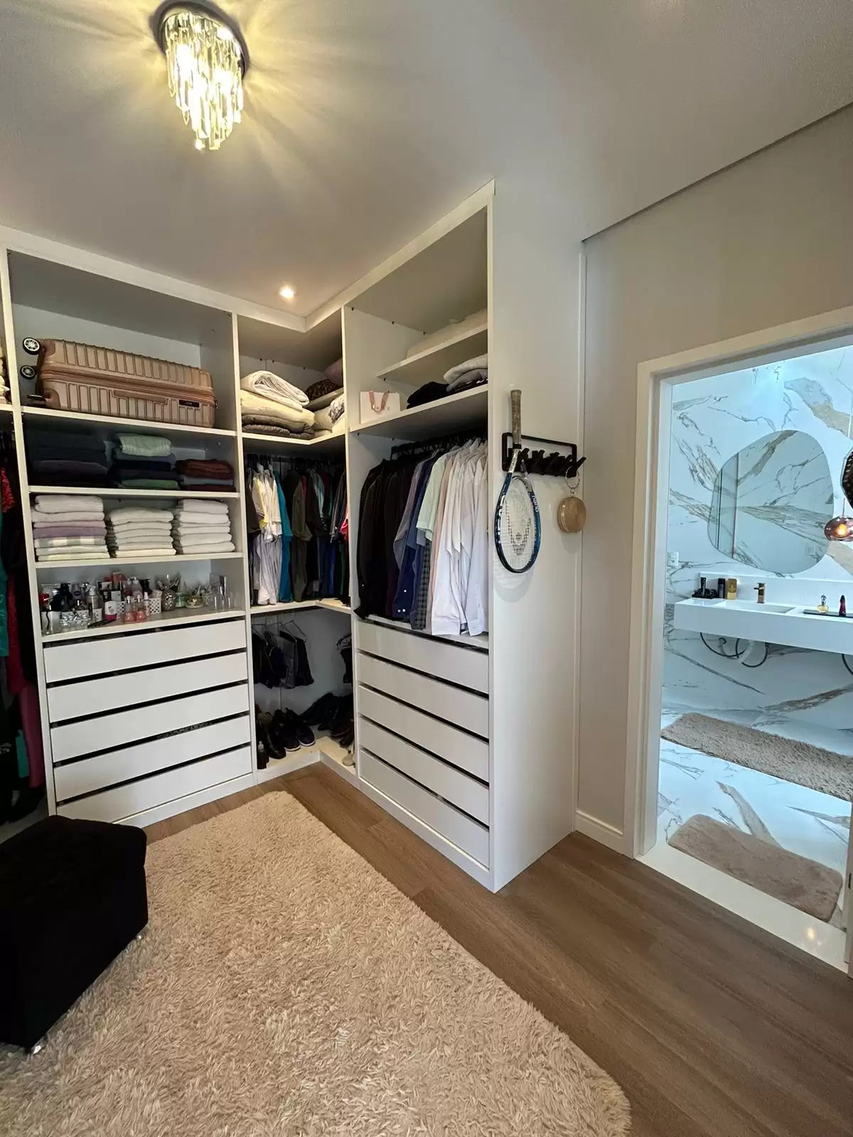 Sobrado à Venda com 3 suítes sendo 2 com closet, escritório e piscina com vista para mata, 300m² em Votorantim/SP no Condomínio Alphaville Nova Esplanada