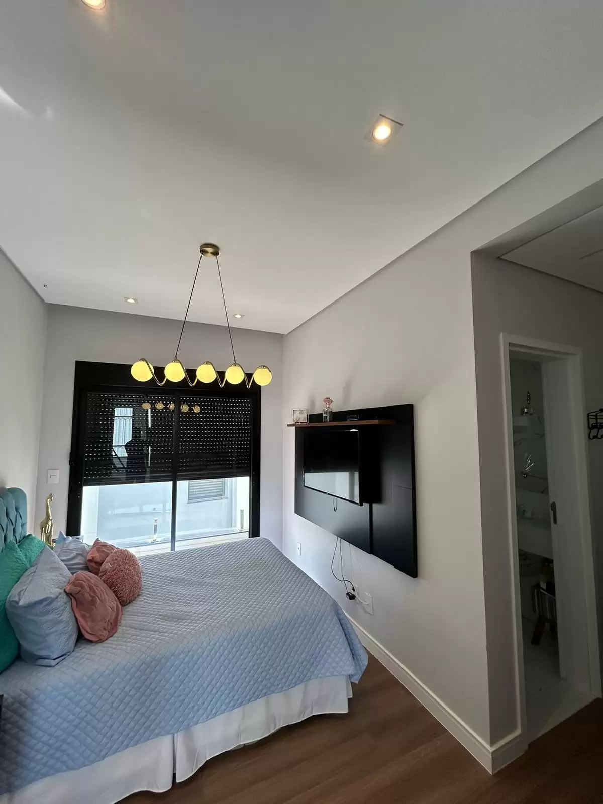 Sobrado à Venda com 3 suítes sendo 2 com closet, escritório e piscina com vista para mata, 300m² em Votorantim/SP no Condomínio Alphaville Nova Esplanada