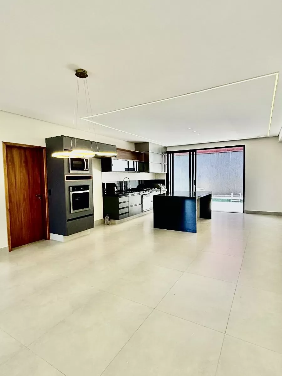 Casa Térrea à Venda ou Locação com 3 suítes sendo 1 master, escritório e área gourmet com piscina, 300m² no Condomínio Aldeia da Mata em Votorantim/SP
