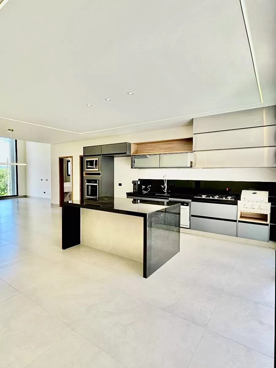 Casa Térrea à Venda ou Locação com 3 suítes sendo 1 master, escritório e área gourmet com piscina, 300m² no Condomínio Aldeia da Mata em Votorantim/SP