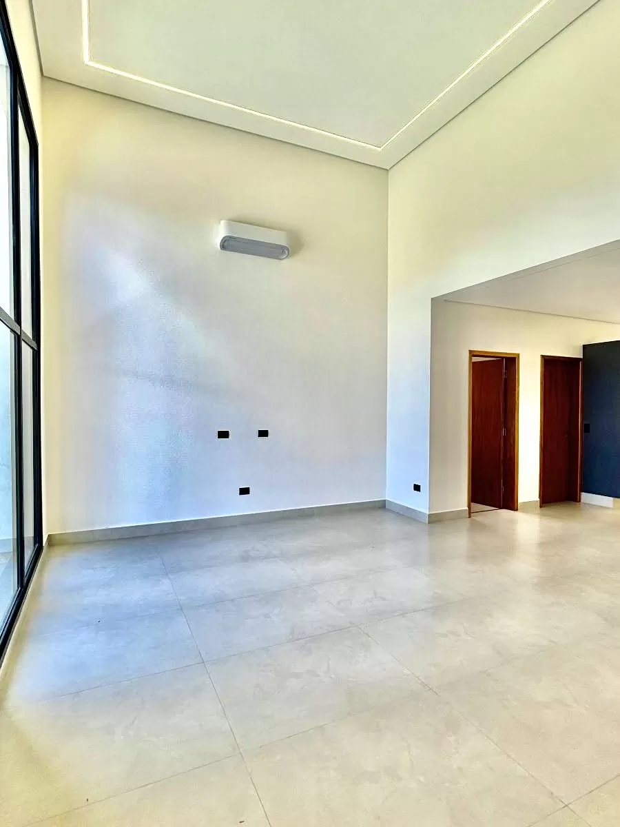 Casa Térrea à Venda ou Locação com 3 suítes sendo 1 master, escritório e área gourmet com piscina, 300m² no Condomínio Aldeia da Mata em Votorantim/SP