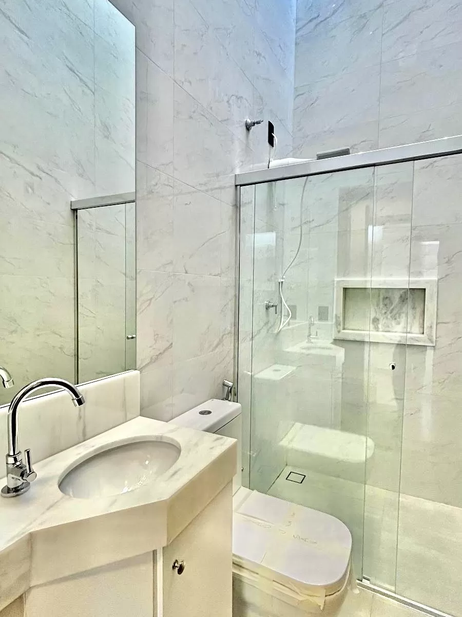 Casa Térrea à Venda ou Locação com 3 suítes sendo 1 master, escritório e área gourmet com piscina, 300m² no Condomínio Aldeia da Mata em Votorantim/SP