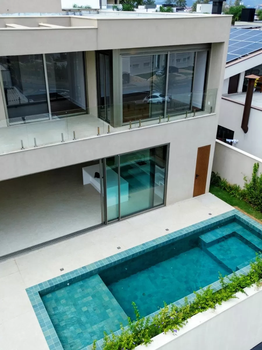 Sobrado à Venda com 5 suítes com closet e piscina, 415m² em Votorantim/SP no Condomínio Alphaville Nova Esplanada