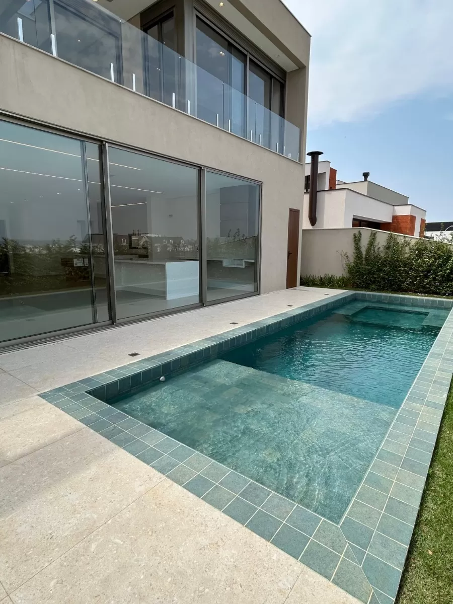 Sobrado à Venda com 5 suítes com closet e piscina, 415m² em Votorantim/SP no Condomínio Alphaville Nova Esplanada
