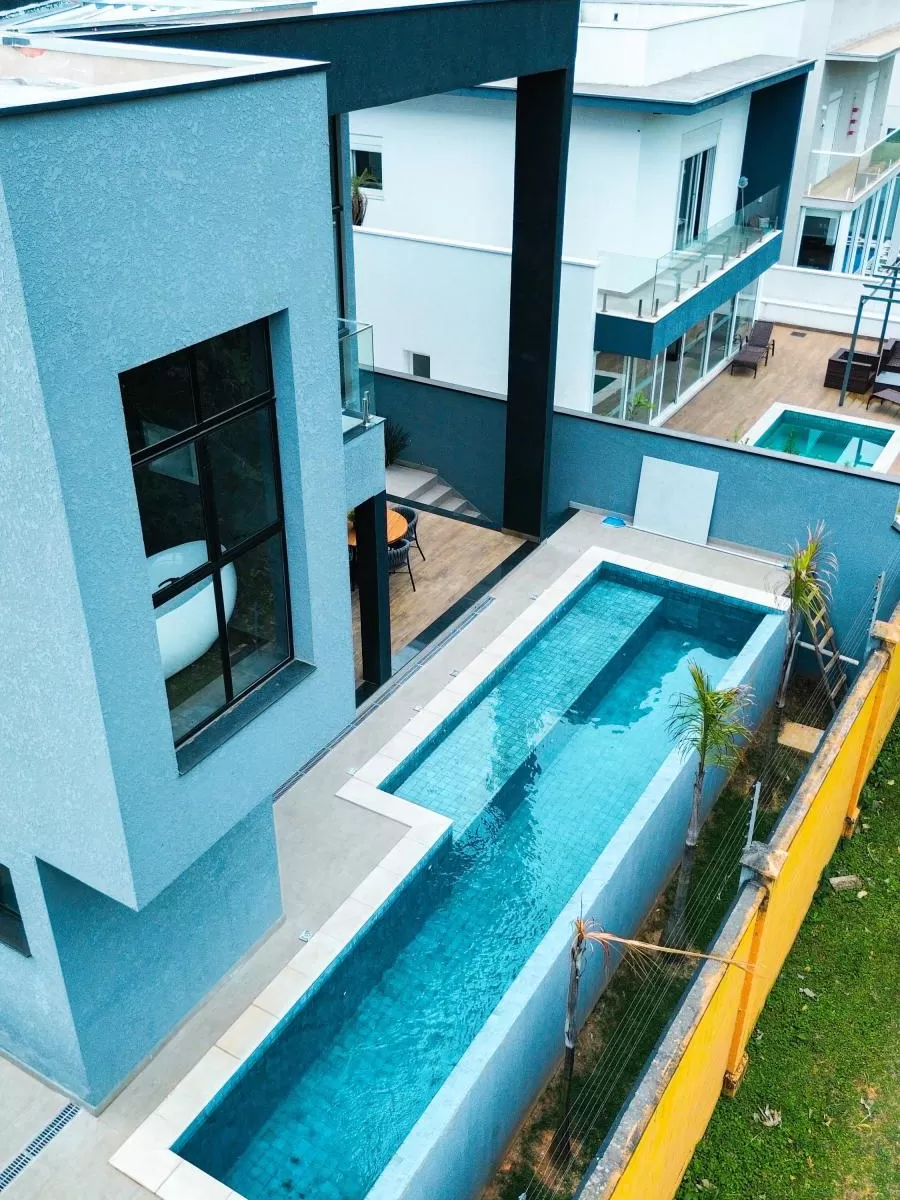 Sobrado à Venda na Modalide de Porteira Fechada com 4 suítes, banheira de imersão e piscina de borda infinita, 328m² em Votorantim/SP no Condomínio Alphaville Nova Esplanada