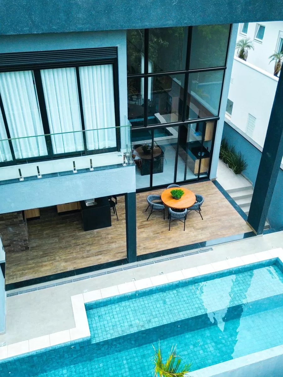Sobrado à Venda na Modalide de Porteira Fechada com 4 suítes, banheira de imersão e piscina de borda infinita, 328m² em Votorantim/SP no Condomínio Alphaville Nova Esplanada