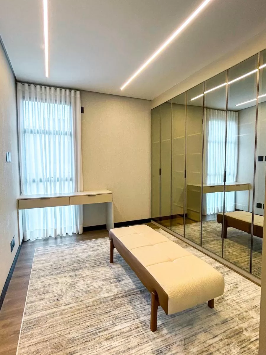 Sobrado à Venda na Modalide de Porteira Fechada com 4 suítes, banheira de imersão e piscina de borda infinita, 328m² em Votorantim/SP no Condomínio Alphaville Nova Esplanada
