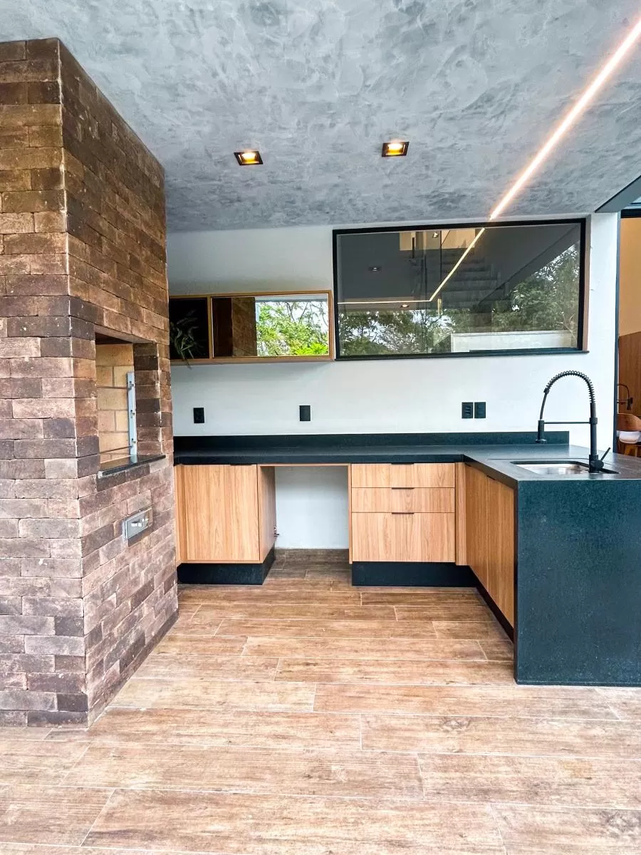 Sobrado à Venda na Modalide de Porteira Fechada com 4 suítes, banheira de imersão e piscina de borda infinita, 328m² em Votorantim/SP no Condomínio Alphaville Nova Esplanada