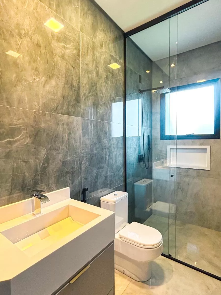 Sobrado à Venda na Modalide de Porteira Fechada com 4 suítes, banheira de imersão e piscina de borda infinita, 328m² em Votorantim/SP no Condomínio Alphaville Nova Esplanada