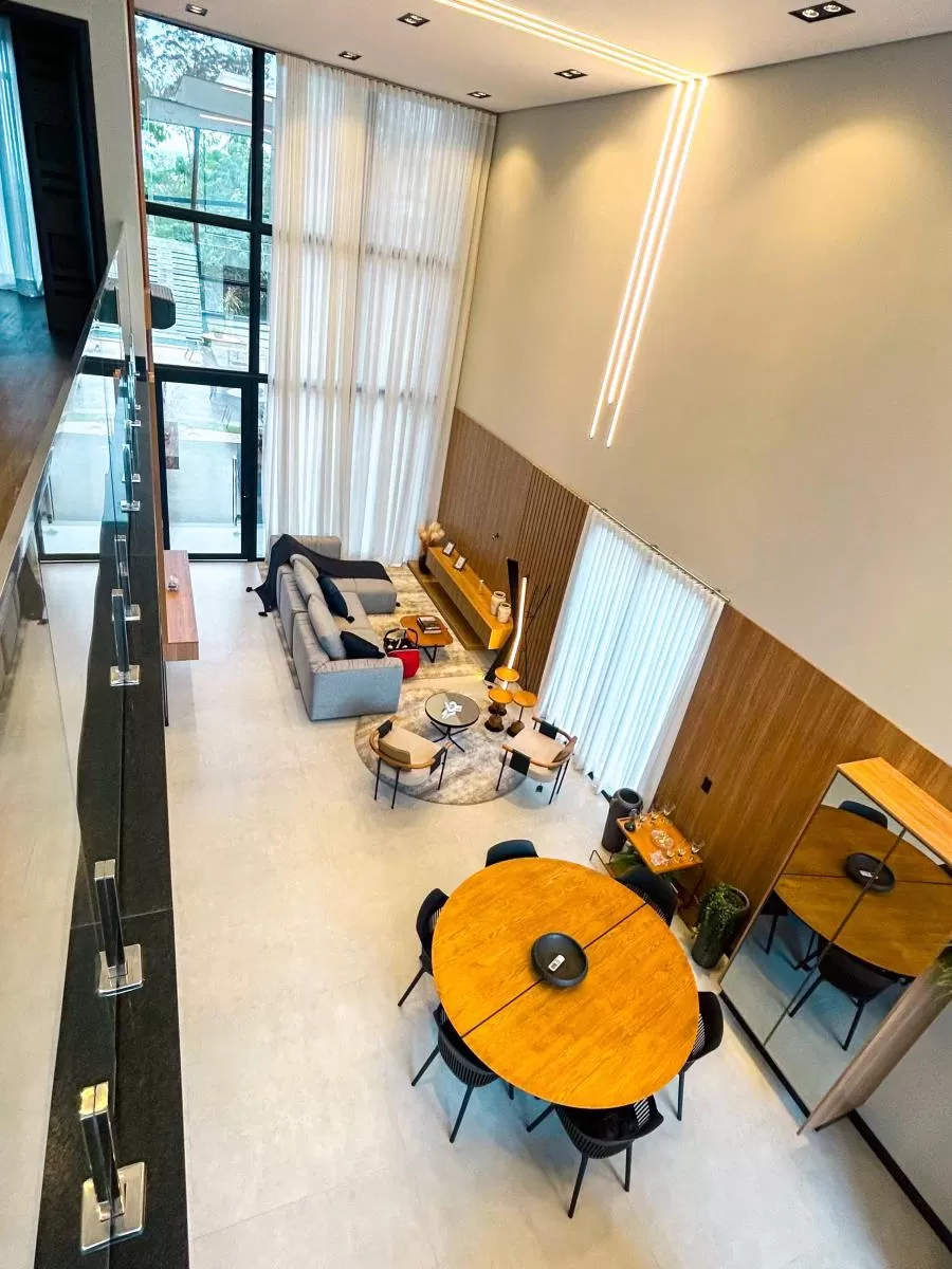 Sobrado à Venda na Modalide de Porteira Fechada com 4 suítes, banheira de imersão e piscina de borda infinita, 328m² em Votorantim/SP no Condomínio Alphaville Nova Esplanada