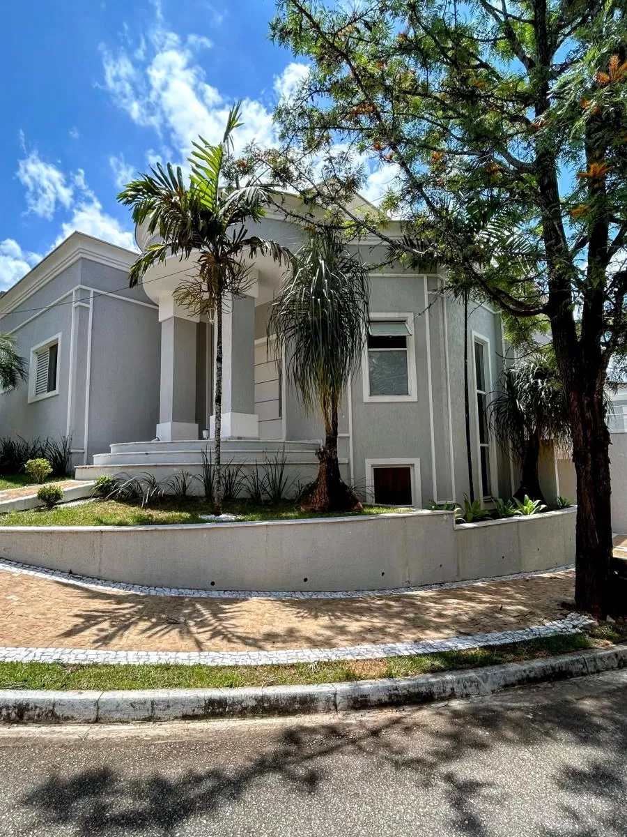 Casa de Esquina à Venda com 3 suítes, escritório e área gourmet com piscina, 232m² no Condomínio Belvedere II em Votorantim/SP