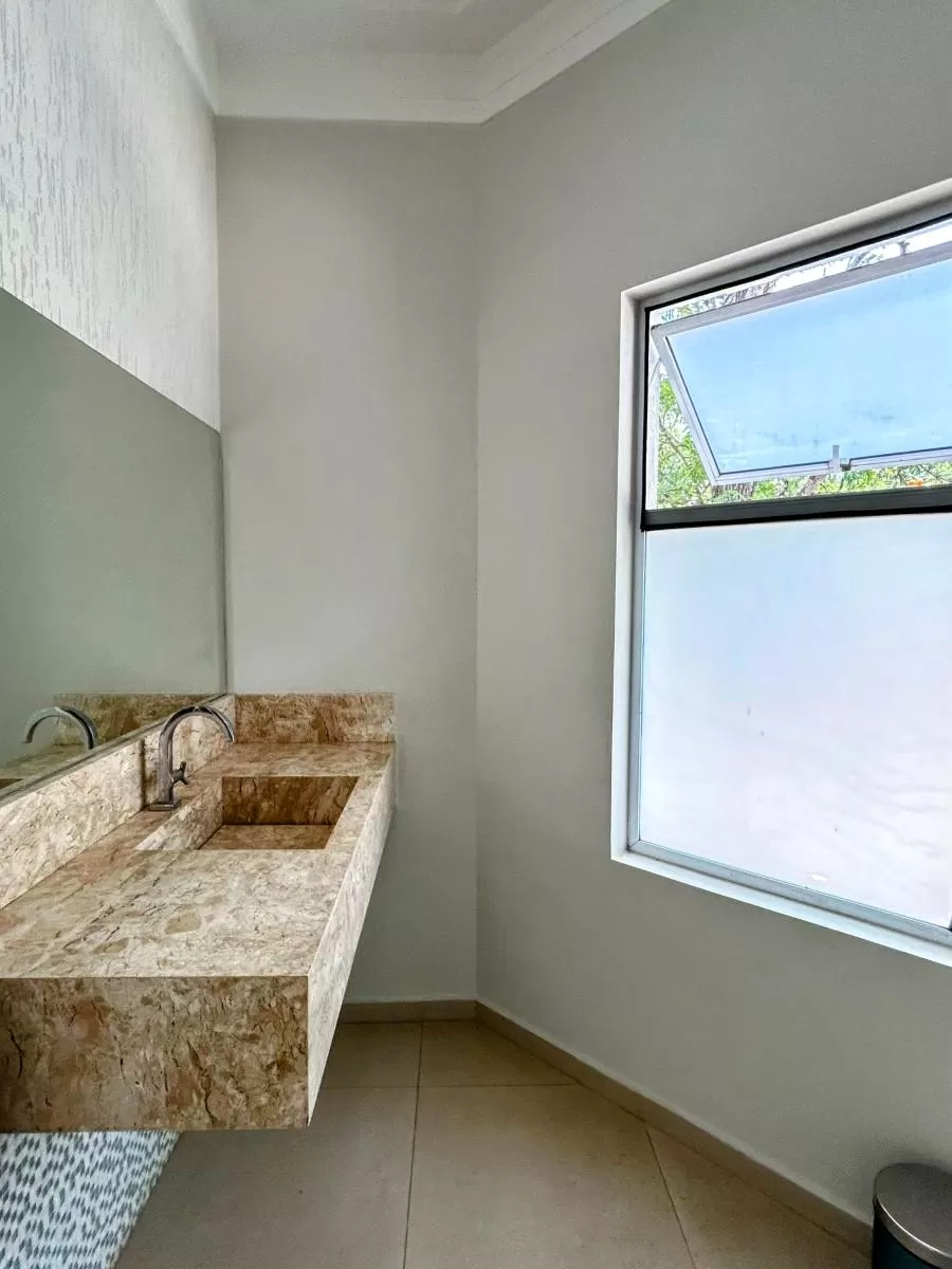 Casa de Esquina à Venda com 3 suítes, escritório e área gourmet com piscina, 232m² no Condomínio Belvedere II em Votorantim/SP