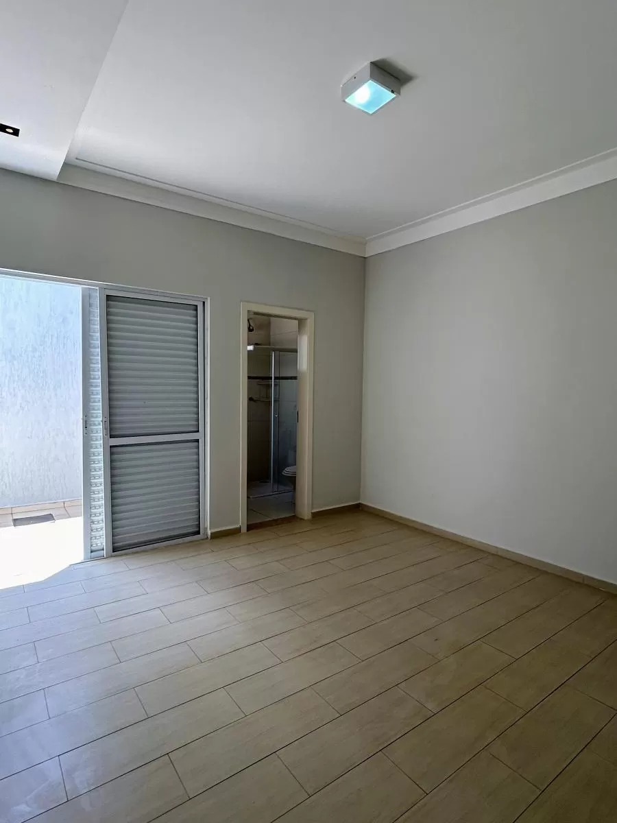 Casa de Esquina à Venda com 3 suítes, escritório e área gourmet com piscina, 232m² no Condomínio Belvedere II em Votorantim/SP