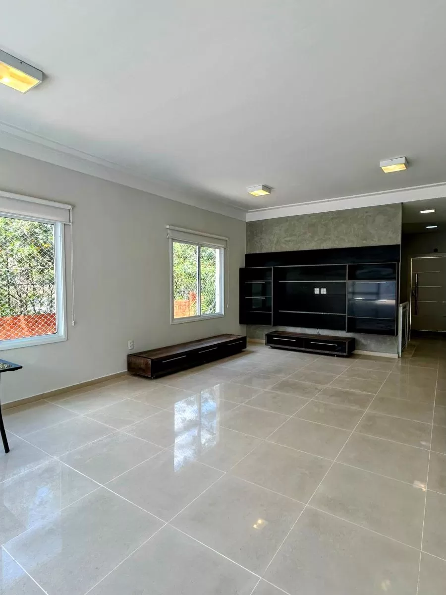 Casa de Esquina à Venda com 3 suítes, escritório e área gourmet com piscina, 232m² no Condomínio Belvedere II em Votorantim/SP
