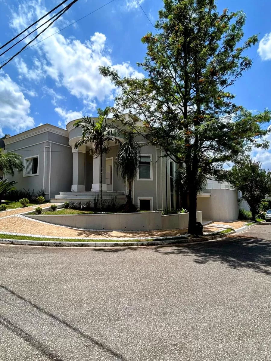 Casa de Esquina à Venda com 3 suítes, escritório e área gourmet com piscina, 232m² no Condomínio Belvedere II em Votorantim/SP