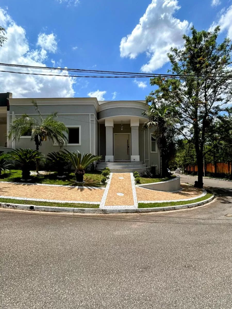 Casa de Esquina à Venda com 3 suítes, escritório e área gourmet com piscina, 232m² no Condomínio Belvedere II em Votorantim/SP