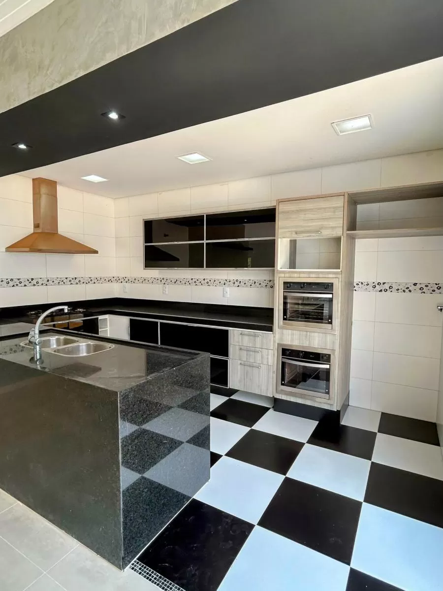 Casa de Esquina à Venda com 3 suítes, escritório e área gourmet com piscina, 232m² no Condomínio Belvedere II em Votorantim/SP