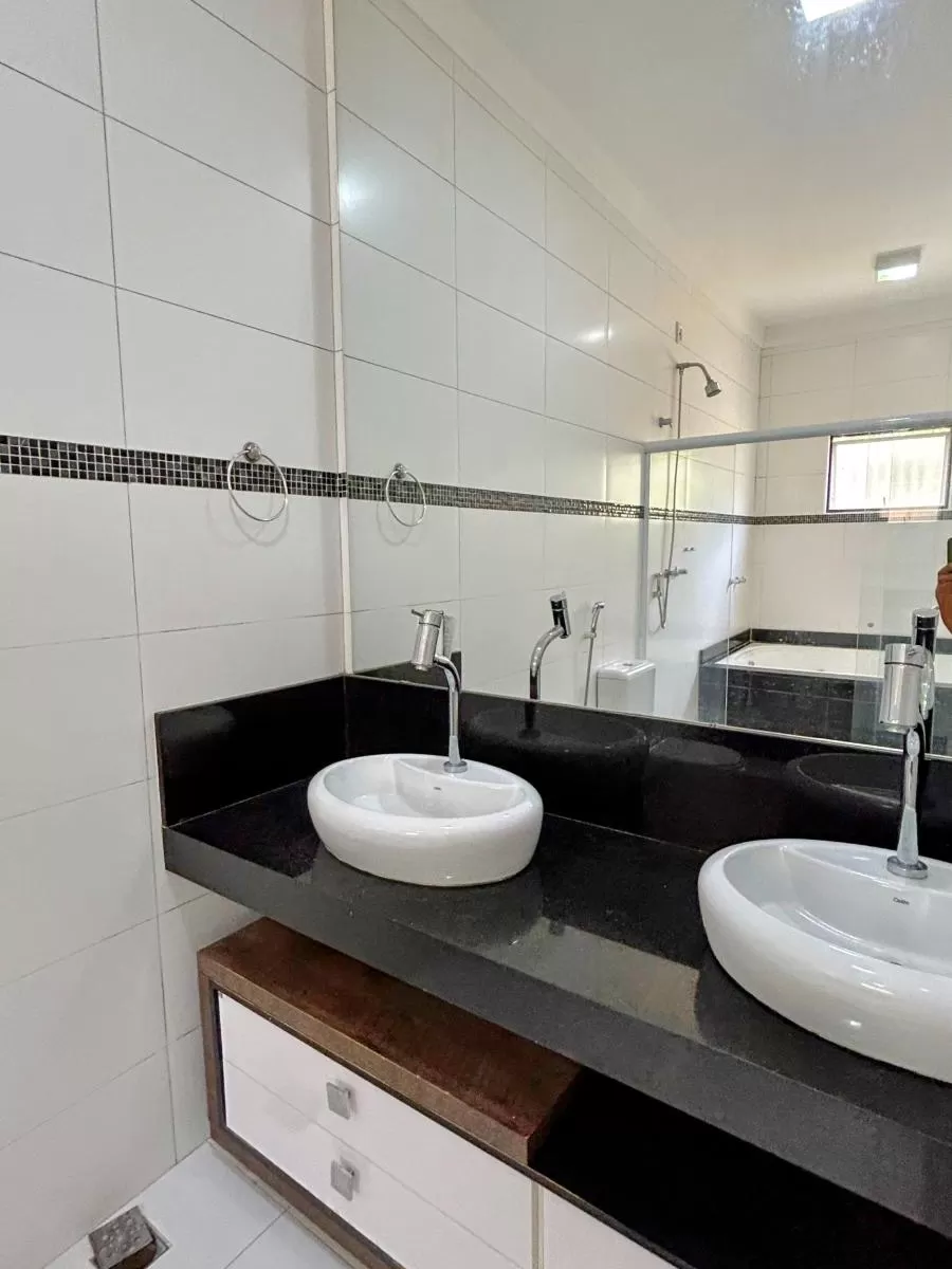 Casa de Esquina à Venda com 3 suítes, escritório e área gourmet com piscina, 232m² no Condomínio Belvedere II em Votorantim/SP