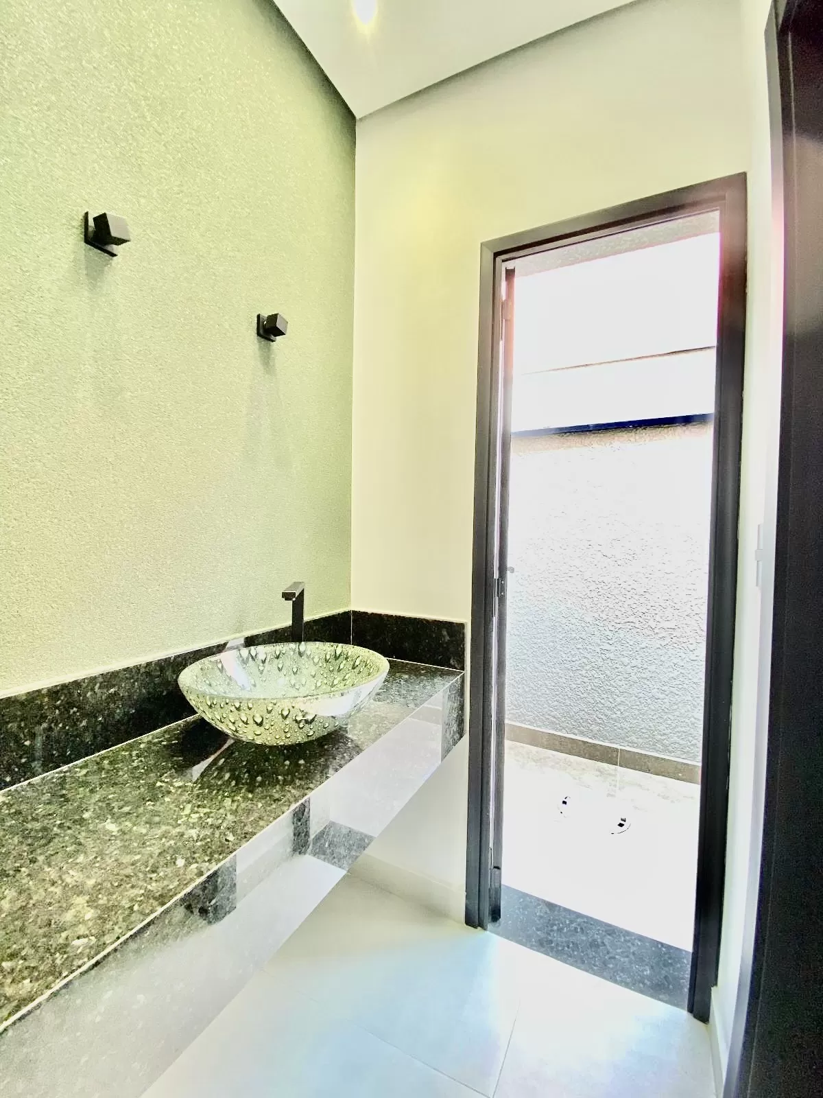 Casa à Venda com 3 suítes, escritório e área gourmet com piscina e churrasqueira, 260m² no Condomínio Aldeia da Mata em Votorantim/SP
