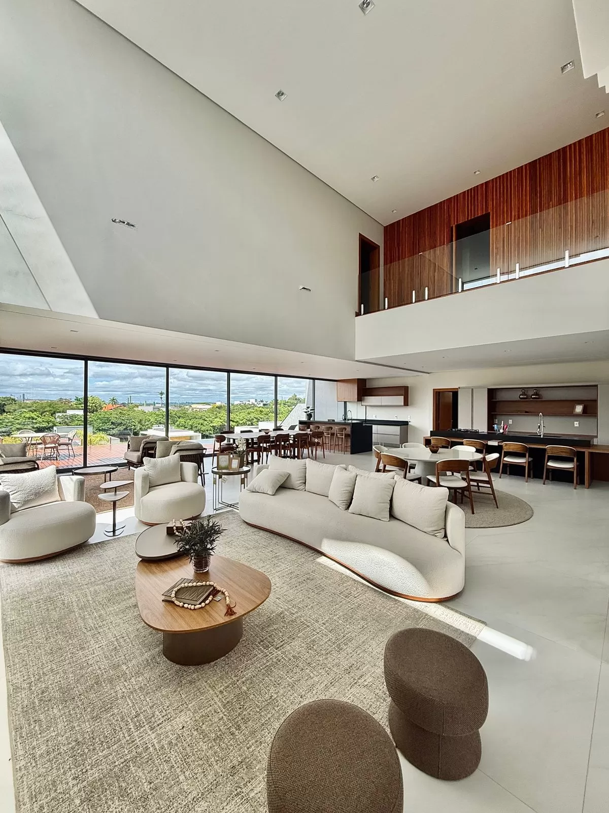 Casa Mobiliada à Venda com 5 suítes sendo 2 com closet e piscina, 480m² no condomínio Alphaville Nova Esplanada 2 em Votorantim/SP