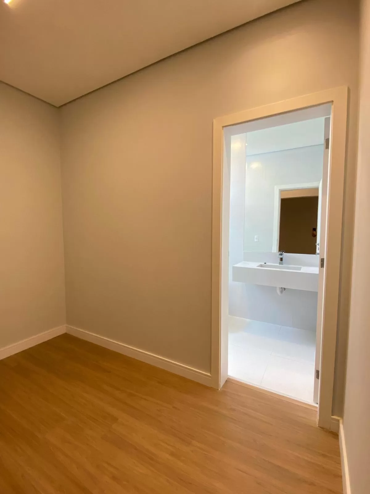 Sobrado à Venda com 3 suítes, escritório e piscina, 406m² em Votorantim/SP no Condomínio Alphaville Nova Esplanada