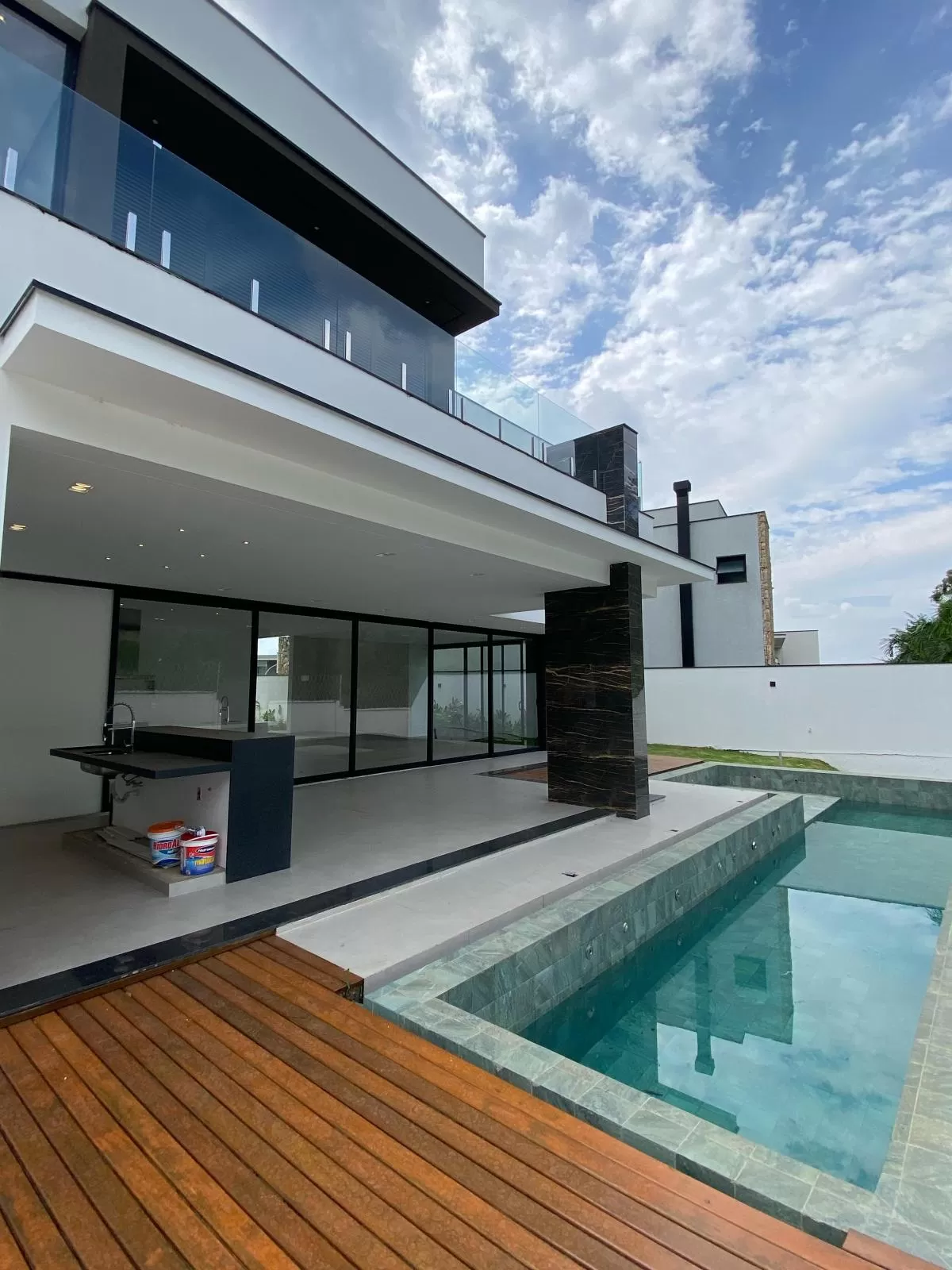 Sobrado à Venda com 3 suítes, escritório e piscina, 406m² em Votorantim/SP no Condomínio Alphaville Nova Esplanada