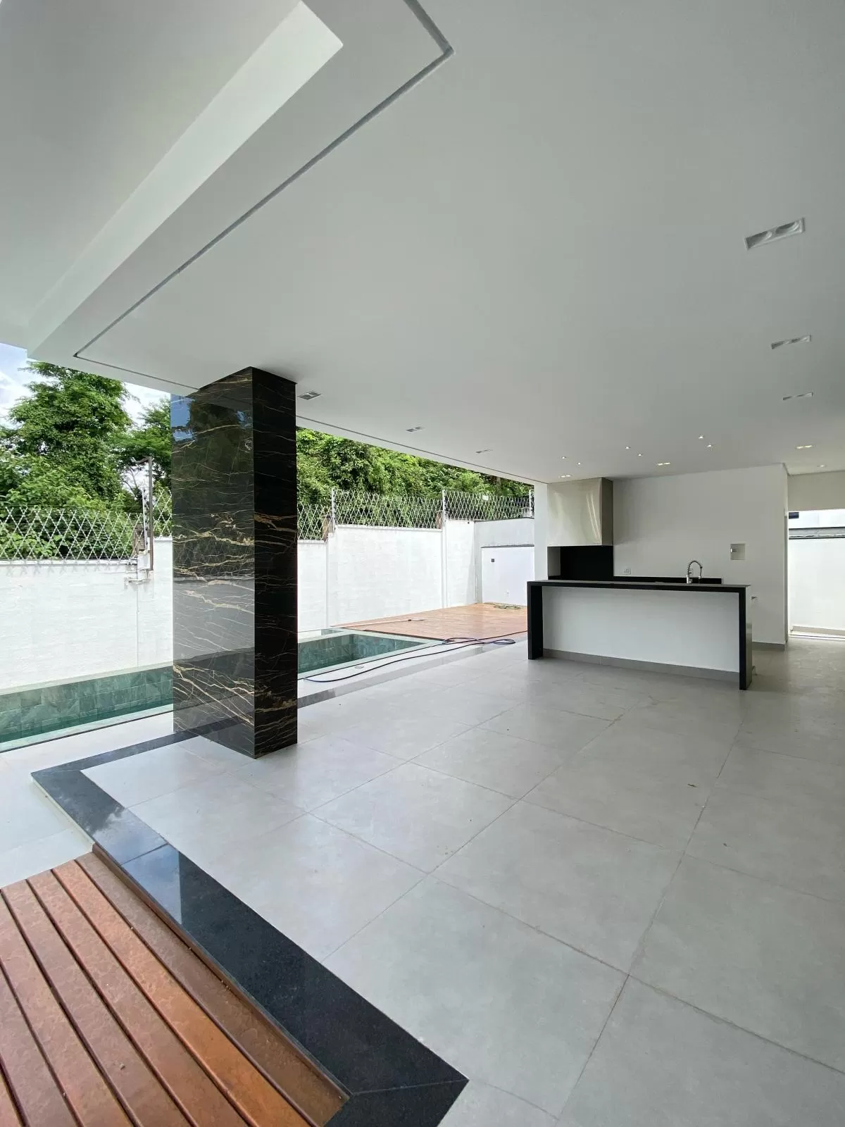 Sobrado à Venda com 3 suítes, escritório e piscina, 406m² em Votorantim/SP no Condomínio Alphaville Nova Esplanada