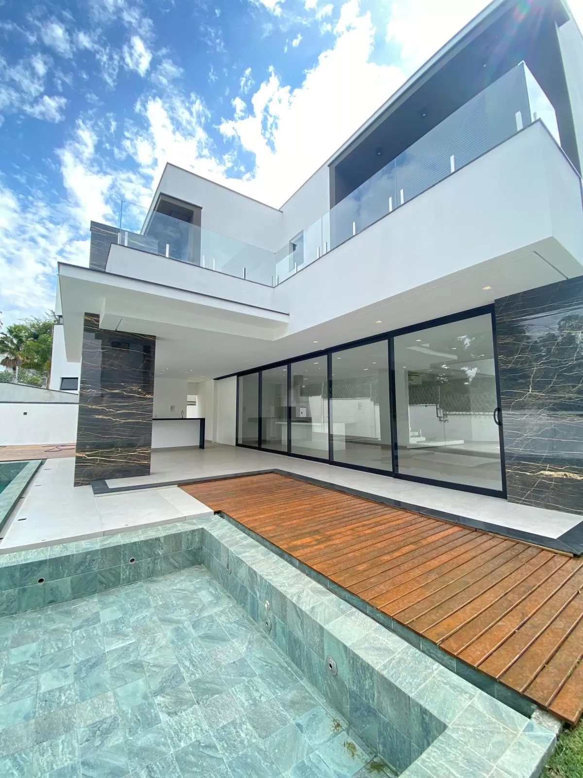 Sobrado à Venda com 3 suítes, escritório e piscina, 406m² em Votorantim/SP no Condomínio Alphaville Nova Esplanada