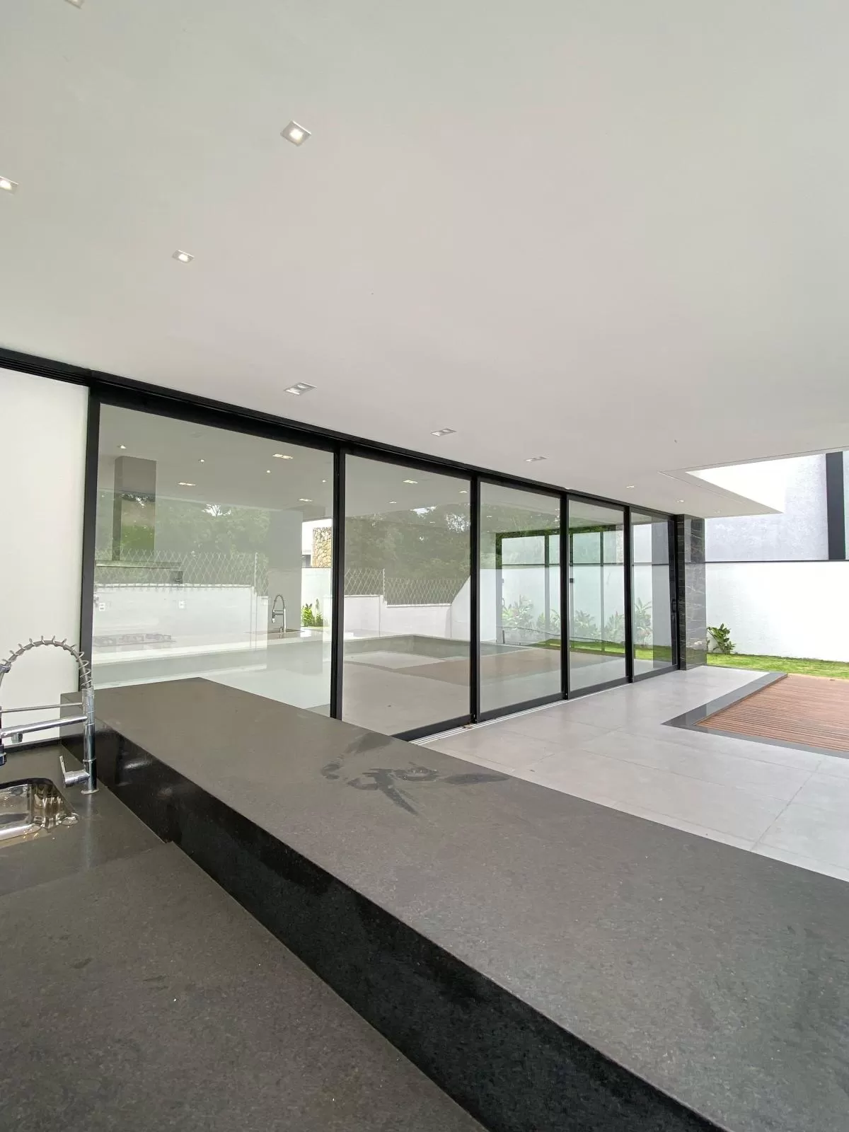 Sobrado à Venda com 3 suítes, escritório e piscina, 406m² em Votorantim/SP no Condomínio Alphaville Nova Esplanada